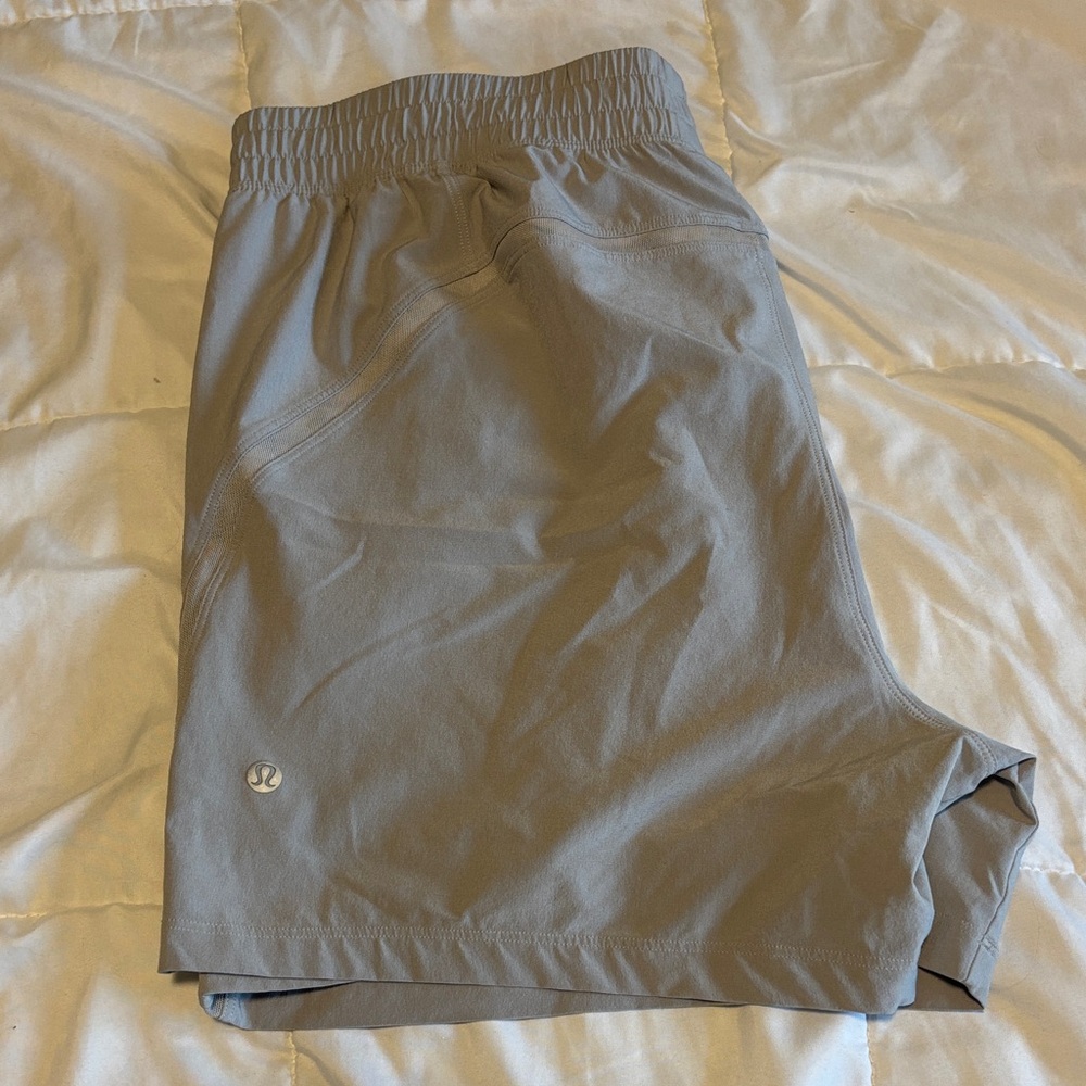 lululemon athletica Men's Light Gray Athletic Shorts size Large 5 inch inseam